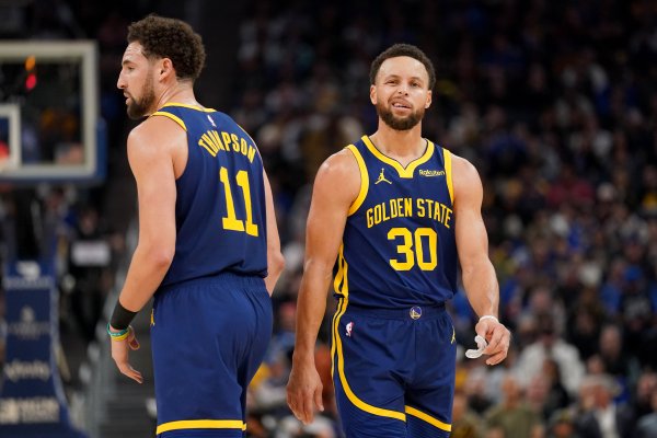 Baye: Curry& Klay set off a three-pointer in the NBA. Every player thinks he can also make the shot like this.